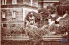 Zielona G&oacute;ra; ul. Jedności, Pomnik Winiarki