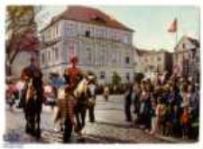 Ziemia Lubuska: Zielona G&oacute;ra - "Dni Winobrania". Czoło korowodu na tle bocznego skrzydła ratusza