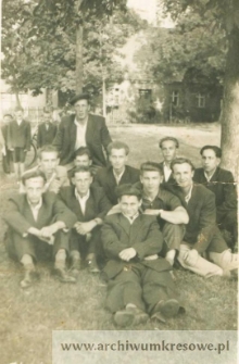 Fotografia zbiorowa młodych mężczyzn