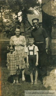 Zofia i Jan Pańczyszyn z dziećmi - fotografia