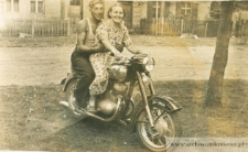 Zofia i Jan Pańczyszyn na motorze - fotografia