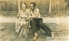 Zofia i Jan Pańczyszyn na pniu ściętego drzewa - fotografia