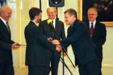 Aleksander Kwaśniewski, Prezydent Rzeczypospolitej Polskiej przekazujący symboliczne pióro prof. dr. hab. Andrzejowi Wiśniewskiemu, rektorowi Wyższej Szkoły Pedagogicznej podczas uroczystości podpisania ustawy o utworzeniu Uniwersytetu Zielonogórskiego