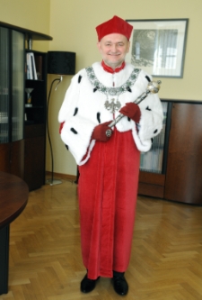 Prof. dr hab. inż. Tadeusz Kuczyński w todze rektorskiej i z insygniami władzy Uniwersytetu Zielonog&oacute;rskiego [2]