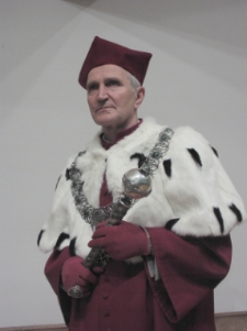 Prof. dr hab. Michał Kisielewicz w todze rektorskiej i z insygniami władzy Uniwersytetu Zielonog&oacute;rskiego