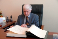 Uroczystość wręczenia tytułu doktora honoris causa Uniwersytetu Zielonogórskiego profesorowi Owenowi Gingerichowi (fot. 7)