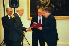 Aleksander Kwaśniewski, Prezydent Rzeczypospolitej Polskiej przekazujący ustawę o utworzeniu Uniwersytetu Zielonogórskiego wraz z symbolicznym piórem, prof. dr. hab. Michałowi Kisielewiczowi