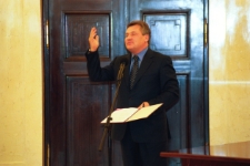 Aleksander Kwaśniewski, Prezydent Rzeczypospolitej Polskiej z podpisaną ustawą o utworzeniu Uniwersytetu Zielonog&oacute;rskiego