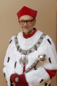 Prof. dr hab. inż. Tadeusz Kuczyński w todze rektorskiej i z insygniami władzy Uniwersytetu Zielonogórskiego