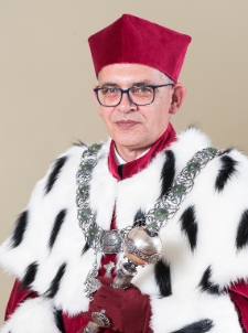 Prof. dr hab. Wojciech Strzyżewski w todze rektorskiej i z insygniami władzy Uniwersytetu Zielonogórskiego