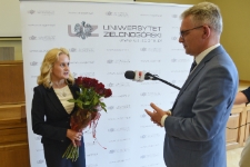 Prof. dr hab. Wojciech Strzyżewski odbiera gratuacje od przewodniczącej Uczelnianej Komisji Wyborczej, dr. hab. Anny Saniuk, prof. UZ, z okazji wyboru na Rektora Uniwersytetu Zielonogórskiego
