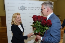Prof. dr hab. Wojciech Strzyżewski odbiera gratuacje od przewodniczącej Uczelnianej Komisji Wyborczej, dr. hab. Anny Saniuk, prof. UZ, z okazji wyboru na Rektora Uniwersytetu Zielonogórskiego [1]